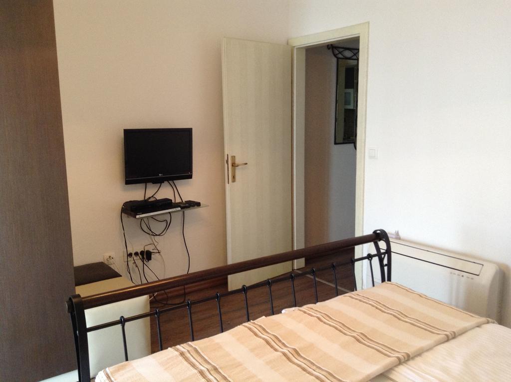 Apartments Vila Oksana Mimice Extérieur photo